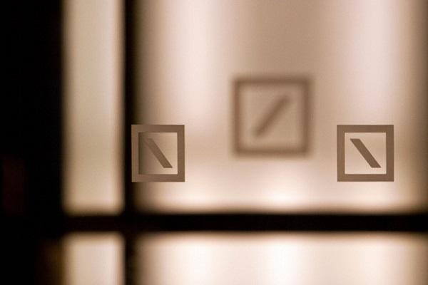 德意志銀行柏林分行窗上的LOGO (圖:AFP)