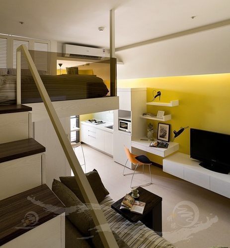 站在樓梯上看看客廳全景