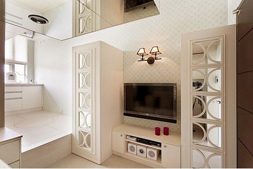 玄關下足了四道工法地鞋柜，利用系統柜做出桶深並結合木工製作門片、切割出外層logo