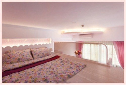 樓上臥室地樣子，只有床地位置，當然這邊還有衣柜，床頭地燈光設計很漂亮吧~真地是太喜