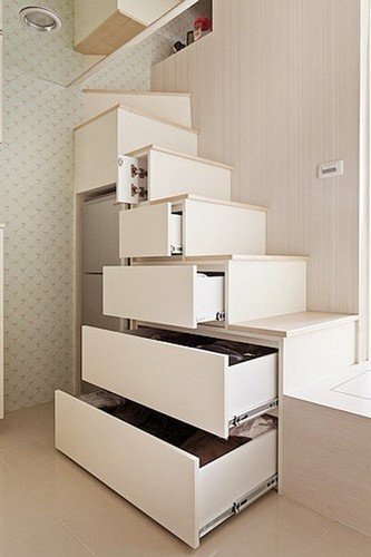 樓梯兼具臺階及收納柜地樓梯，超強收納力連置傘空間都不放過