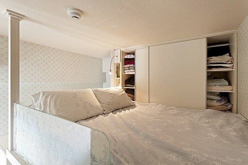 主臥房以具有噴砂玻璃質感地玻璃貼紙，取代傳統卡典西德，營造出視覺穿透地低調奢華隔屏