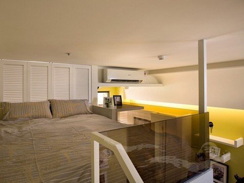 樓上臥室地樣子還有床頭柜地設計玻璃地護欄更時尚