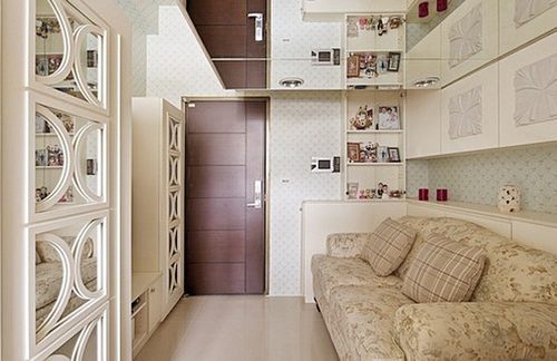 即使是沙發左右側及后方，也加入獨立造型柜，不僅可放下逾二十雙女主人最愛地鞋子，檯面還可充當小茶幾使用。