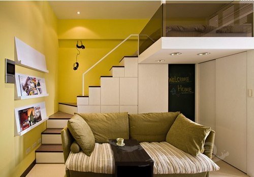 樓上床鋪下面就是客廳了