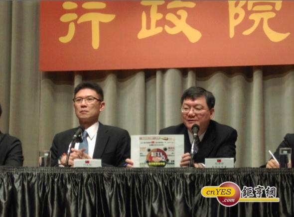 經濟部長杜紫軍(右)。(鉅亨網記者趙曉慧攝)