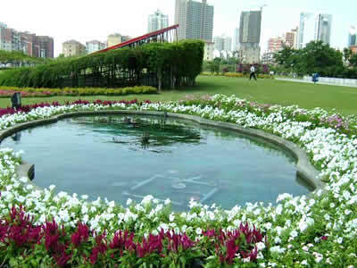 1、居於高處,面朝緩緩流淌的小河或平靜安詳的湖水,這樣的建初選址良好,能過從環境中獲益好的氣