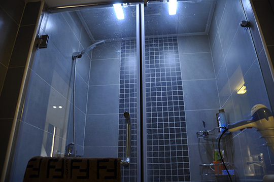 淋浴間，幽暗的燈光效果，有意境吧。