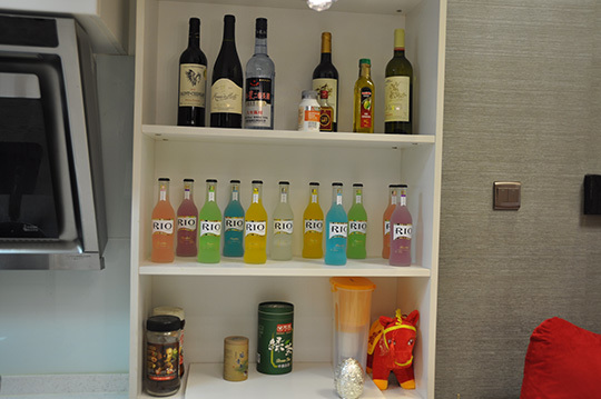 酒柜特寫（好多的rio呀~~女生最愛）