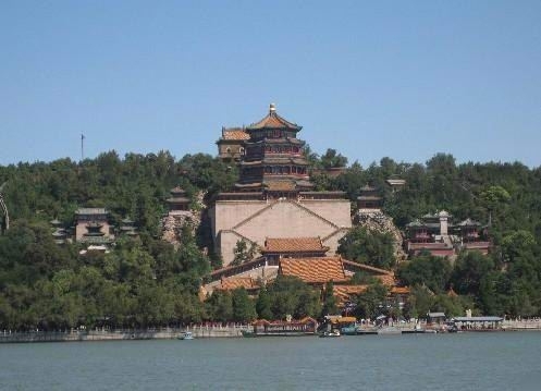 乾隆親到現場一看墓的大石門已被挖開，可是門里面刻著八個大字：你不動我，我不動你！乾隆一下就嚇壞了。