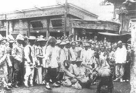 菜市口斜對過兒有個鶴年堂，刀傷藥出名。每次行完刑，夜里總有“人”拍門買刀傷藥。后來，到鶴年堂買刀傷藥也成了老北京的一句罵人俗話了。老鋪現在應該已經拆了。