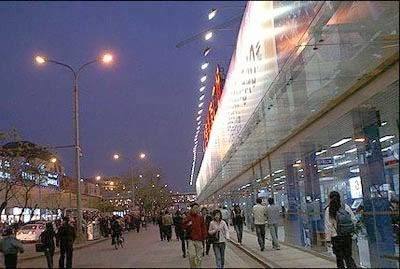 西單的小石虎胡同33號緊鄰繁華的西單商業街