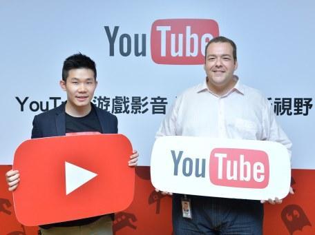 YouTube台灣策略合作夥伴經理陳韋博(左)及YouTube全球遊戲總監Rodrigo Velloso(右)展示YouTube為全球及台灣電玩迷獲取新知、交流互動的熱門影音平台