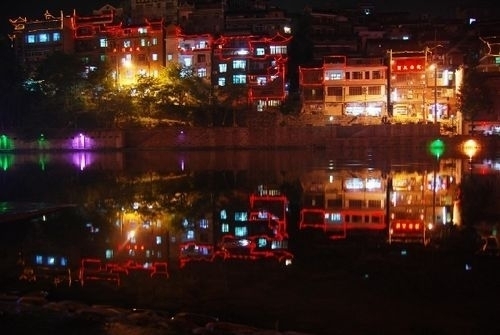 鳳凰縣位於吉首市與懷化市之間偏西的地方，城區傍沱江而建，沱江如酒，沿江的吊角樓就如美人醉酒一樣憨態可掬。