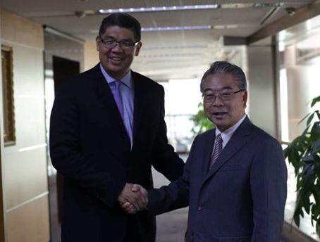 連勝文希望可以借重許勝雄的專業知識，帶領台灣突破經濟瓶頸。