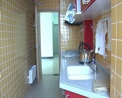 房門不可正對廚房或和廚房相鄰