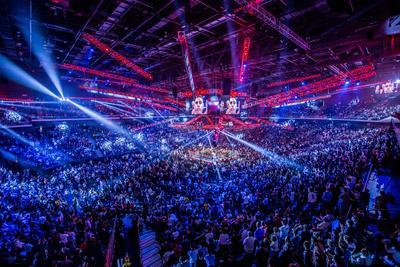 大批觀眾於金光綜藝館欣賞「金光決戰2」，見證WBO次中量級世界拳王曼尼‧帕奎奧打敗克里斯‧阿爾吉里，成功衛冕。