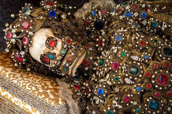 2014年11月24日,近日意大利羅馬一古代墓穴被發現,墓穴埋葬了多位“土豪”,每具尸體都只剩下骸骨