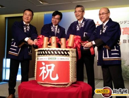 信義集團董事長周俊吉(右二)表示，進軍日本5年，成交金額近700億日圓。