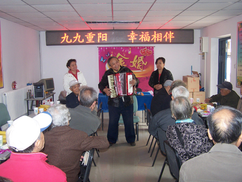 任士榮為金婚夫婦現場表演