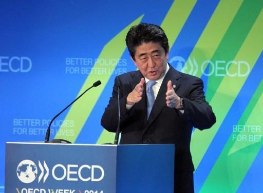 日本首相安倍在OECD大會上致辭    (圖:AFP)