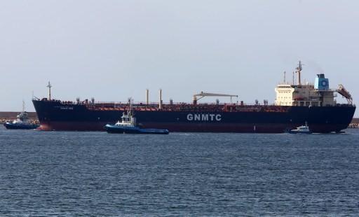 停泊外海等待進港卸油的油輪     (圖:AFP)