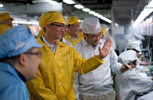 蘋果CEO Tim Cook 2012年巡視富士康鄭州廠    (圖:AFP)