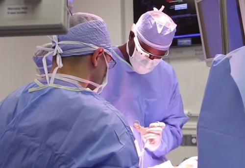 醫生戴Glass進行手術 (示意圖，非本文提及的醫師)
