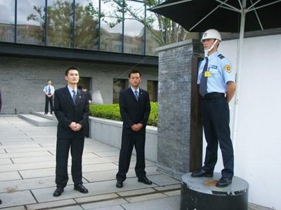 可以和小區管理員或保安聊天。因為他們是最了解小區基本狀況的，有時他們比業主更能客觀、準確地告知買家房屋的相關情況。從他們口中獲得所需的資訊，有時還能成為買房與否的決定性因素。