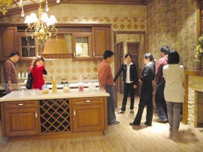 入夜看房能考察小區物業管理是否重視安全、有無定時巡邏，安全防范措施是否周全，有無攤販等產生的噪音干擾等。這些情況在白天我們是無法看到的，只有在晚上才能得到最確切的資訊。