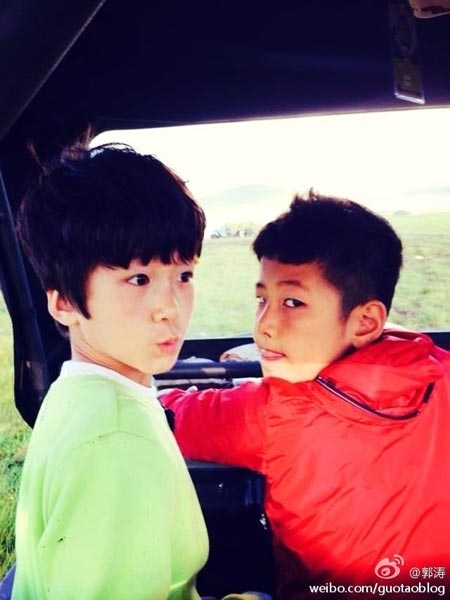 天天、石頭前進草原做鬼臉（圖片來源：新浪微博）