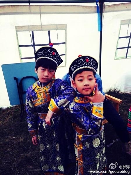 天天、石頭變「草原兄弟」（圖片來源：新浪微博）