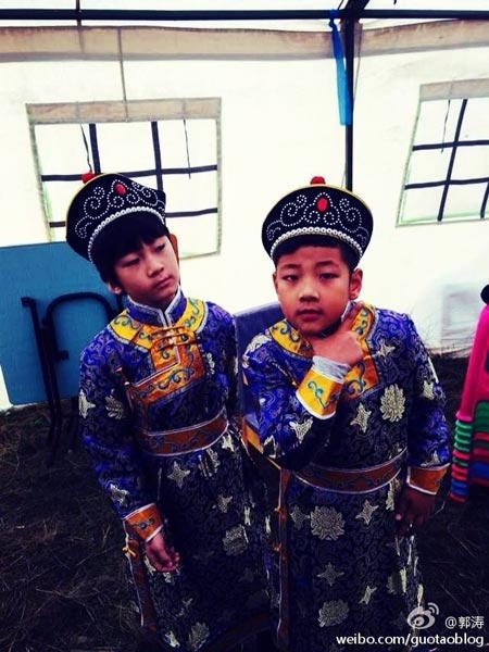 天天、石頭變「草原兄弟」（圖片來源：新浪微博）