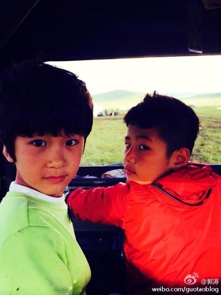天天、石頭前進草原做鬼臉（圖片來源：新浪微博）