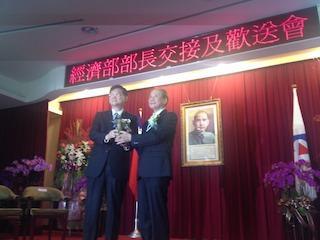 杜紫軍(左)履新經濟部長，卸任部長張家祝(右)提舉20項工作建議。(鉅亨網記者趙曉慧攝)