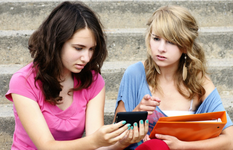 teens-with-smartphones