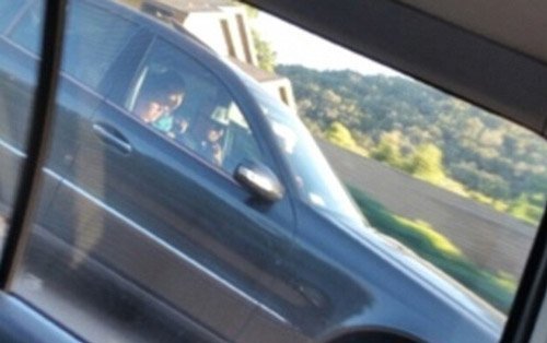 但是這一周，ms. smith發現他們乞討后上了一輛奔馳c320，這車售價大概在3萬到3萬5千刀之間。憤怒的ms. smith就一路跟著他們拍照，“他們在車里邊笑邊數錢。”