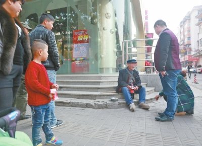 北京乞丐手拿iphone6 美國乞丐富足生活大揭秘