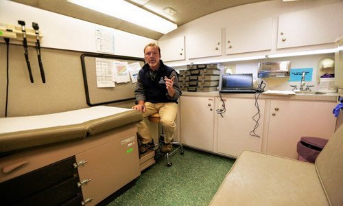 中心還可以幫助那些有精神疾病進行治療，在這里，一切設施都具備，這樣的移動醫療機構由城市提供。