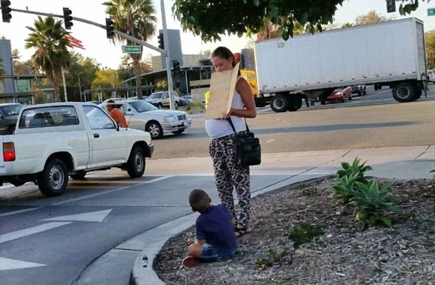 每周末，一位年輕孕婦就帶著年幼的兒子在商場門口乞討，舉著“請幫幫忙”的牌子，melissa smith目睹了這一切“很多人給他們錢，大概五分鐘內就有五個”。