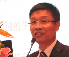 銀河證券基金研究中心的總經理胡立峰先生發表演講