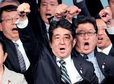 安倍王牌已逝為何還能長期執政？