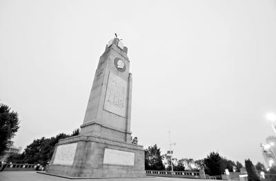 位於漢口江灘公園一元路路口的抗洪紀念碑