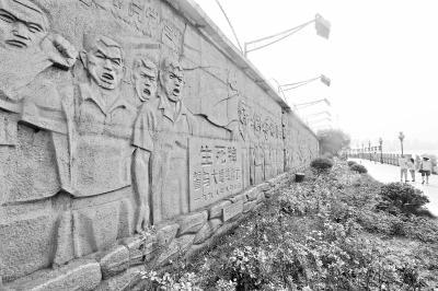 抗洪故事墻已經成為漢口江灘的一道風景