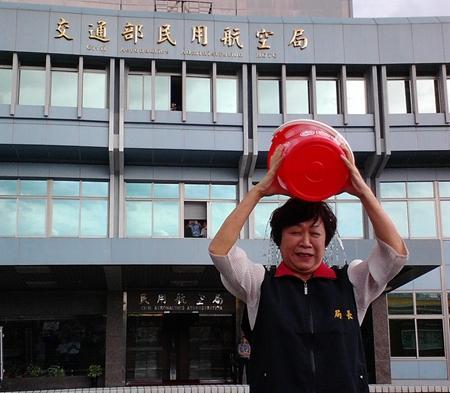 民航局局長沈啟今日中午12點半已於民航局前小廣場響應漸凍人公益活動。(圖：民航局提供)