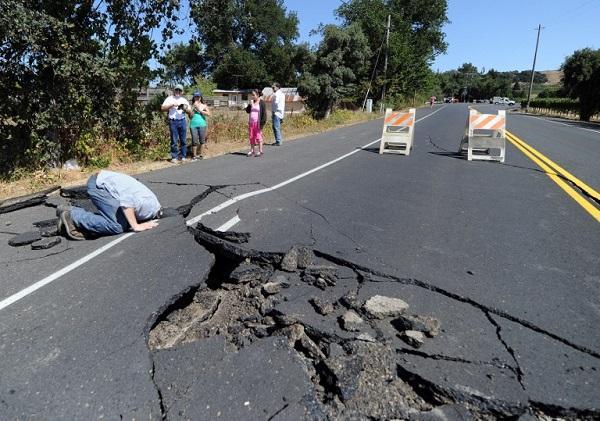 納帕附近高速公路路面裂開 (圖:AFP)