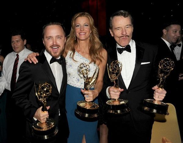本屆艾美獎大贏家《絕命毒師》左起：男配角Aaron Paul、女配角Anna Gunn、男主角Bryan Cranston (圖:AFP)