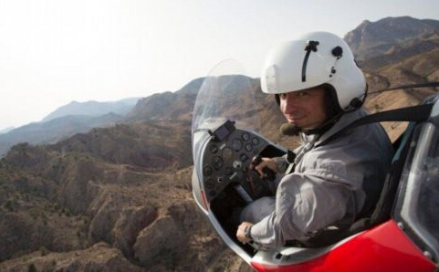 飛行員斯蒂芬-君特是全球704名候選人之一。所有的候選人首先通過面試的方式被削減掉一部分，通過一檔真人秀節目競賽決出最終的四名獲勝者。之后獲勝者將接受生存訓練。