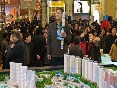 前幾年由於炒作,購房者排隊所購的房,到今天往往是問題最多的樓盤。