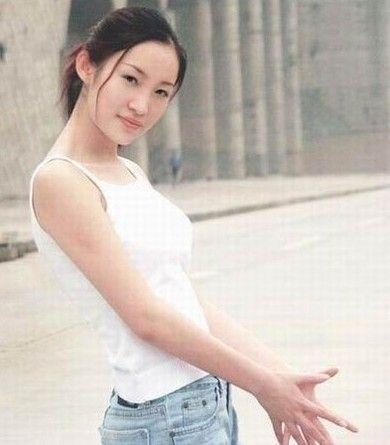 低樓層還好,遇到二三十樓的高層客戶,一天爬四五次下來,腳都“打閃閃”。但還不能歇,要忙著為客戶講解推薦,否則爬樓的罪都白受了。